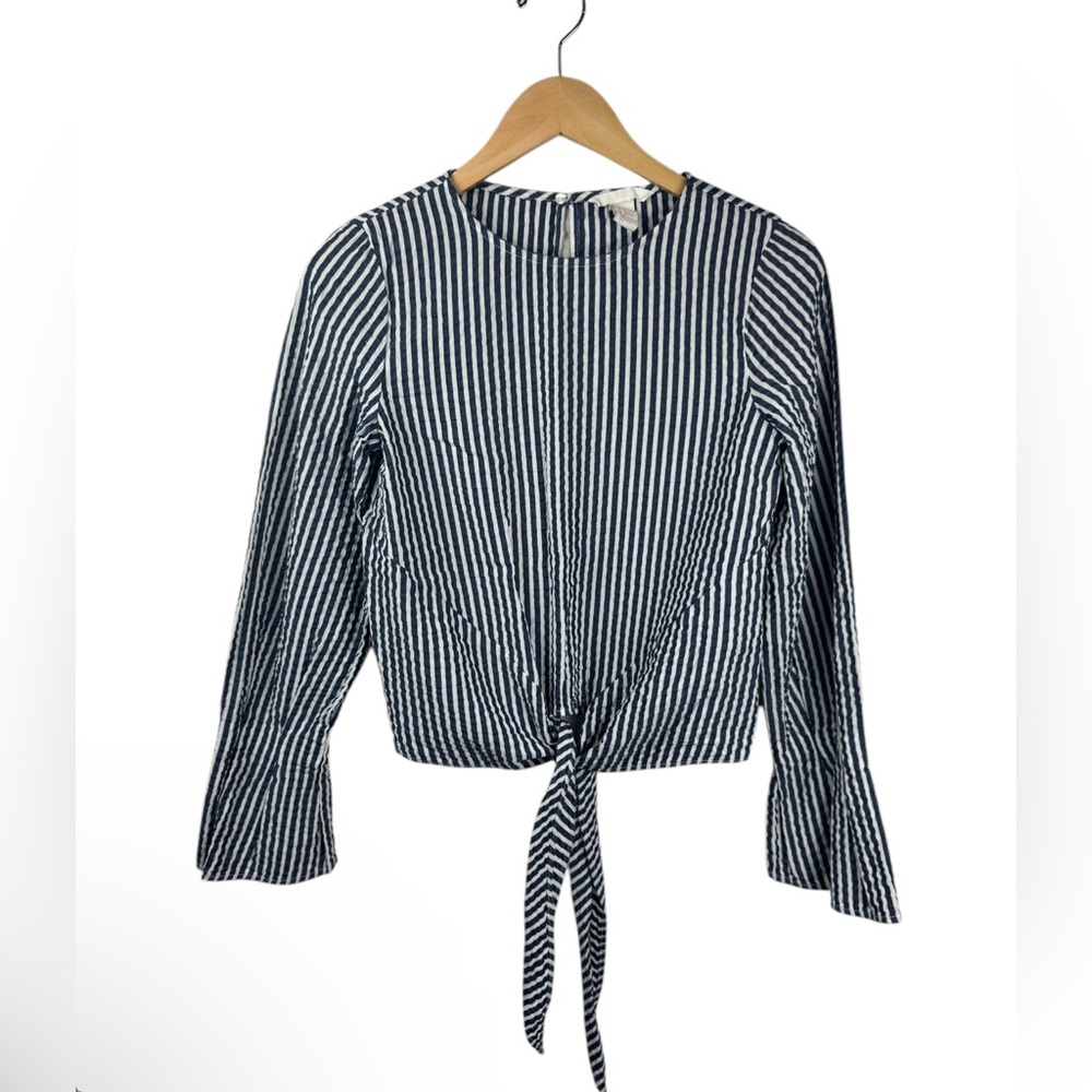 H&M Women Bell sleeve seersucker tie front top cotton chambray/white stripe sz 2